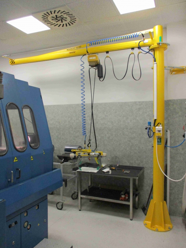 Chapadlo monokrystalu zavěšené na kladkostroji manipulátoru