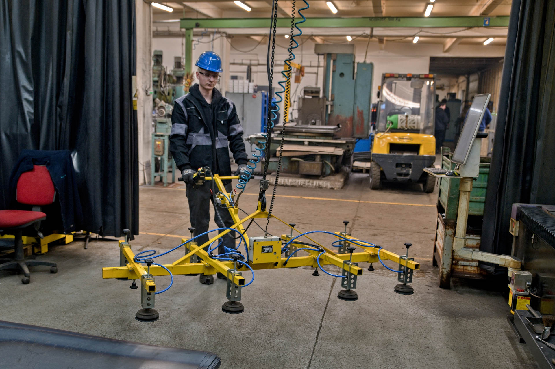 Obrázek ilustrující nasazení manipulátorů v provozu